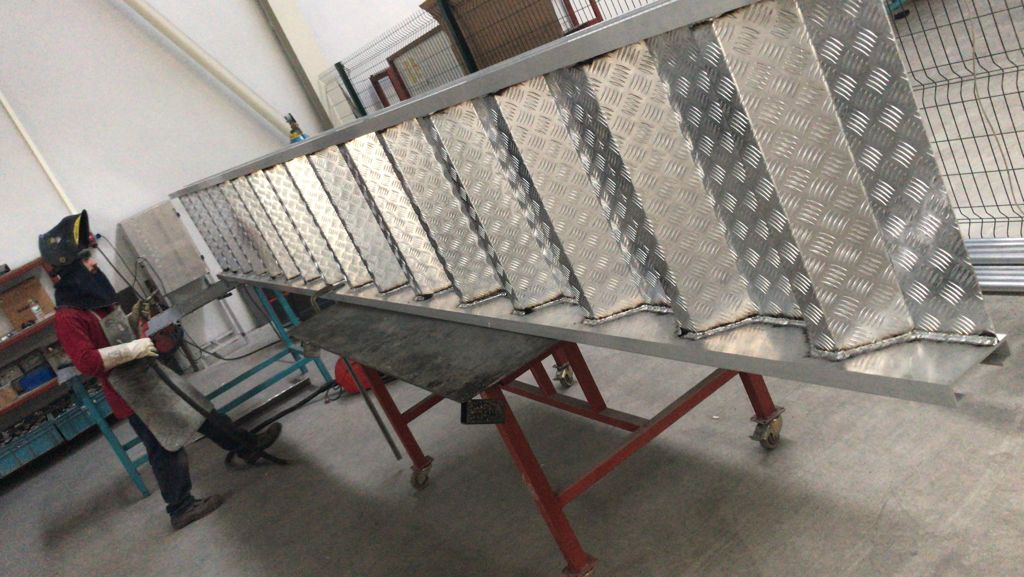 Setport üretim atölyesinde metal merdiven